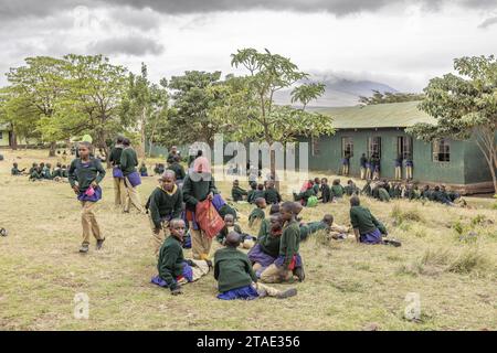 Tansania, Region Arusha, IrmisigyoTansania, Region Arusha, IrmisigyoVerteilung von Nahrungsmitteln an Schulkinder die NGO Kopelion finanziert eine Mittagsmahlzeit für Kinder in der Schule, wenn die Gemeinde sich bereit erklärt, mit einem Löwen auf ihrem Territorium zu leben eine der Möglichkeiten zur Förderung des Zusammenlebens (zusätzlich zu Schutzmaßnahmen) Stockfoto