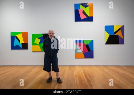 Republik Irland, County Dublin, Hugh Lane Gallery, der Künstler Richard Gorman vor seinen Werken Stockfoto