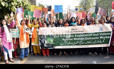 Mitglieder von Women in Struggle for Empowerment halten am Donnerstag, dem 30. November 2023, eine Protestdemonstration für ein Ende der wirtschaftlichen Ausbeutung und Gewalt gegen Hausangestellte im Presseclub von Lahore ab. Stockfoto