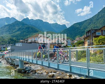 Frankreich, Haute-Savoie (74), Saint-Gingolph, Familie beginnend am ViaRhôna bei hm Zero, links vom Saint-Gingolph-Bach auf der Schweizer Seite, rechts von Saint-Gingolph auf der französischen Seite (Luftaufnahme) Stockfoto