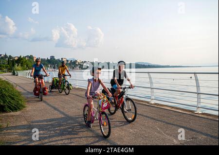 Frankreich, Haute-Savoie (74), Thonon-les-Bains, Familie am Ufer des Leman-Sees Stockfoto