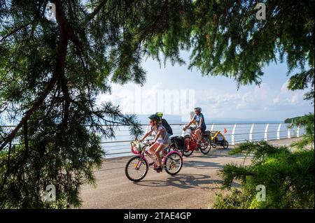 Frankreich, Haute-Savoie (74), Thonon-les-Bains, Familie am Ufer des Leman-Sees Stockfoto