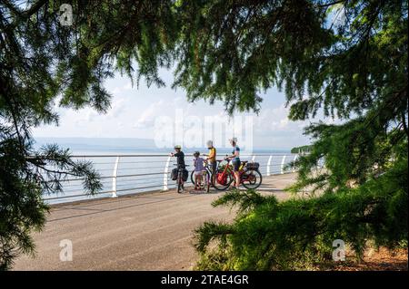 Frankreich, Haute-Savoie (74), Thonon-les-Bains, Familie am Ufer des Leman-Sees Stockfoto