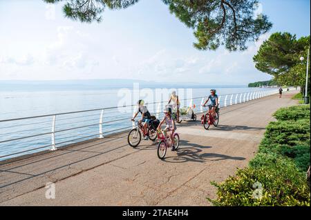 Frankreich, Haute-Savoie (74), Thonon-les-Bains, Familie am Ufer des Leman-Sees Stockfoto