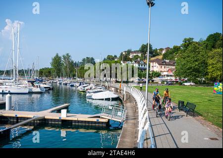 Frankreich, Haute-Savoie (74), Thonon-les-Bains, Familie am Ufer des Leman-Sees Stockfoto