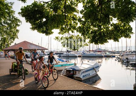 Frankreich, Haute-Savoie (74), Thonon-les-Bains, Familie am Ufer des Leman-Sees Stockfoto