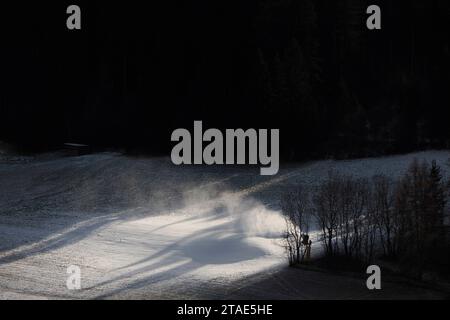 Eine Schneekanone oder Pistole in Aktion an einem kalten, sonnigen Wintertag in den Dolomiten Stockfoto