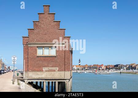 Frankreich, Nord, Grand Fort Philippe, Sea ??Festival, Rettungshaus aus dem Jahr 1937, Dorf Petit Fort Philippe im Hintergrund Stockfoto