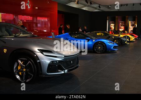 Scarperia, Mugello – 28. Oktober 2023: Ferrari Purosangue wird während des Ferrari World Finals 2023 auf dem Mugello Circuit in Italien gezeigt. Stockfoto