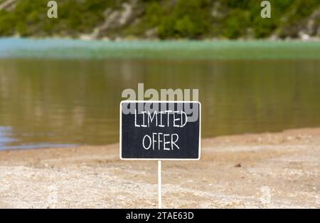 Symbol für begrenztes Angebot. Concept Words Limited Angebot für schöne schwarze Kreidetafel. Wunderschöner Bergsee im Hintergrund. Marketingmotivation für Unternehmen Stockfoto