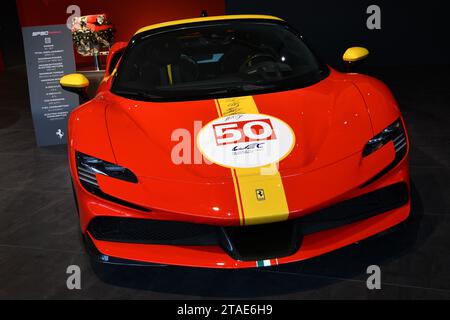 Scarperia, Mugello – 28. Oktober 2023: Ferrari SF90 Stradale wird während des Ferrari World Finals 2023 auf dem Mugello Circuit in Italien gezeigt. Stockfoto