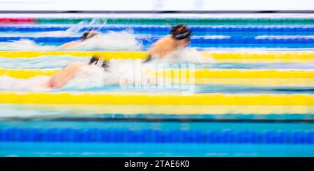 ROTTERDAM - Schwimmer treffen sich am ersten Tag der Rotterdam Qualifikation im Rotterdam Swimming Center. ANP IRIS VAN DEN BROEK Stockfoto