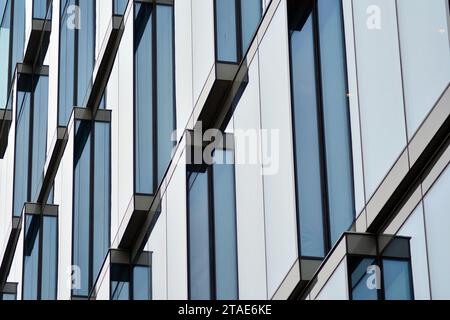 Glassplitter und Metallfassadenwände. Gewerbliche Bürogebäude. Abstrakte moderne Geschäftsarchitektur. Stockfoto