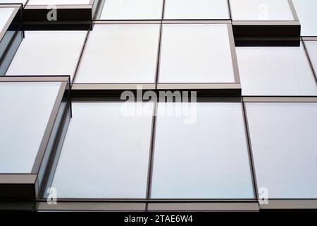 Glassplitter und Metallfassadenwände. Gewerbliche Bürogebäude. Abstrakte moderne Geschäftsarchitektur. Stockfoto