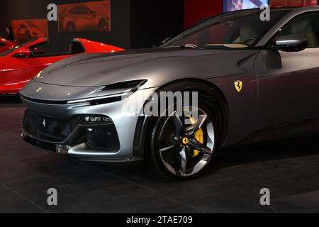 Scarperia, Mugello – 28. Oktober 2023: Ferrari Purosangue wird während des Ferrari World Finals 2023 auf dem Mugello Circuit in Italien gezeigt. Stockfoto