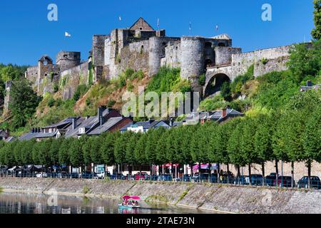 Belgien, Wallonien, Provinz Luxemburg, Bouillon, Festung Bouillon, mit Blick auf die Stadt und den Fluss Semois, im Vordergrund eine Familie auf einem Tretboot Stockfoto