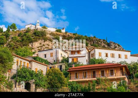 Albanien, Provinz Vlora, das alte Dorf Dhermi, das an einem Hang des Ceraunischen Gebirges erbaut wurde Stockfoto