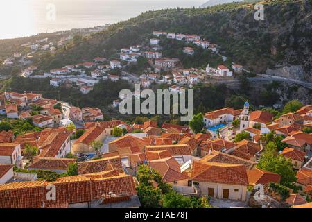 Albanien, Provinz Vlora, das alte Dorf Dhermi, das an einem Hang des Ceraunischen Gebirges erbaut wurde Stockfoto