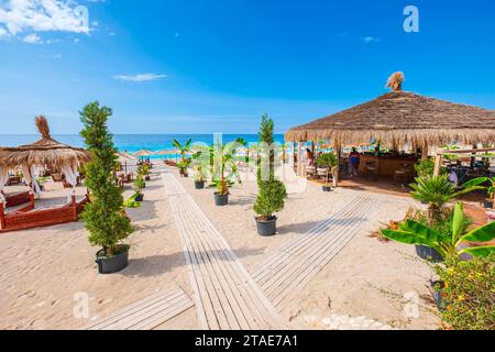 Albanien, Provinz Vlora, Dhermi, Badeort an der albanischen Riviera, Bar am Strand von Drymades Stockfoto