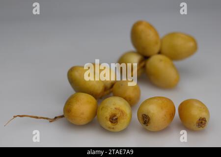 Gelbe Datumsangaben. Lebhafte goldene Datteln, reif und bereit zum Genießen, verkörpern Frische und Süße in einem verführerischen gelben Farbton. Perfekt für h Stockfoto