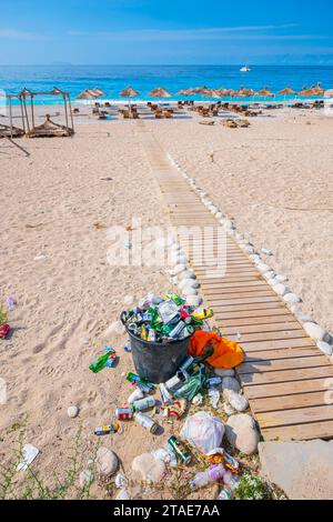 Albanien, Provinz Vlora, Dhermi, Badeort an der albanischen Riviera, Abfall am Strand von Drymades Stockfoto