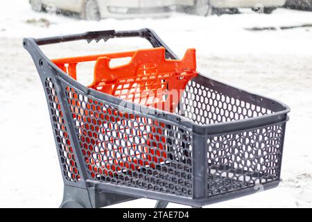 Einkaufswagen zum Einkaufen im Freien im Schnee in der Nähe Stockfoto