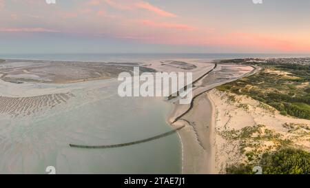 France, Pas-de-Calais (62), Opalküste, Berck-sur-mer, Aube an der Authie Bay bei Ebbe in Berck-sur-mer (Luftaufnahme) Stockfoto