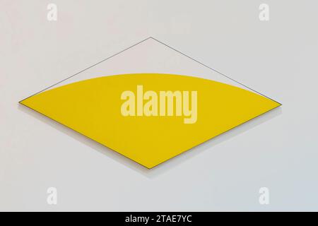 Spanien, Baskenland, Bilbao, die größte Stadt der autonomen Gemeinschaft des Baskenlandes und des Nordens der Iberischen Halbinsel. Das Guggenheim Museum in Bilbao ist ein Museum für moderne und zeitgenössische Kunst, entworfen von Frank Gehry. Kelly Ellsworth, Courbe Jaune Stockfoto