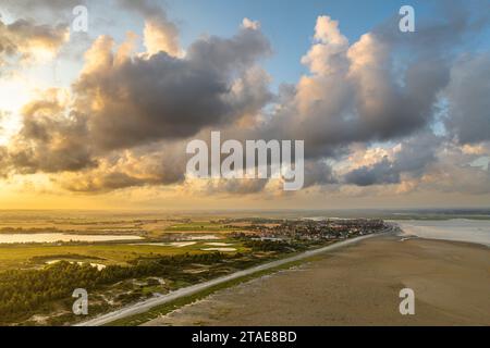 France, Somme (80), Baie de Somme, Le Crotoy, Lever du soleil derrière le Crotoy (gue aérienne) Stockfoto