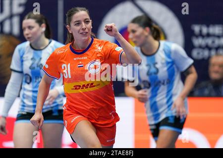 Fredrikshavn, Dänemark. November 2023 30. FREDRIKSHAVN, DÄNEMARK - NOVEMBER 30: Kelly Vollebregt aus den Niederlanden während des 26. IHF Frauen-WM-Handball-Vorrundenspiels der Gruppe H zwischen den Niederlanden und Argentinien am 30. November 2023 in der Arena Nord in Fredrikshavn, Dänemark (Foto: Henk Seppen/Orange Pictures) Credit: Orange Pics BV/Alamy Live News Stockfoto