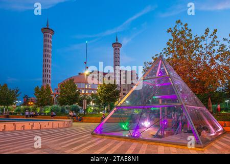 Albanien, Fier, der zentrale Park (Parku Qendror) und die große Moschee von Fier Stockfoto