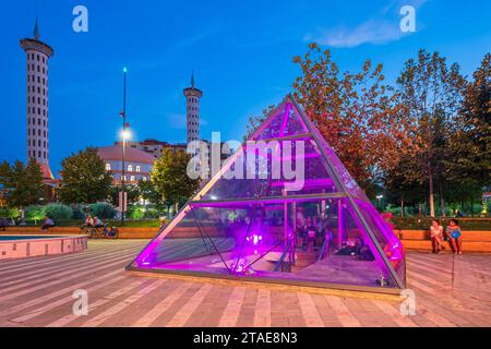 Albanien, Fier, der zentrale Park (Parku Qendror) und die große Moschee von Fier Stockfoto