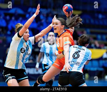 Larissa Nüsser aus den Niederlanden im Einsatz während des IHF Handball-WM-Spiels der Frauen zwischen den Niederlanden und Argentinien in der Vorgruppe G in der Arena Nord in Frederikshavn, Dänemark am Donnerstag, den 30. November 2023. Stockfoto