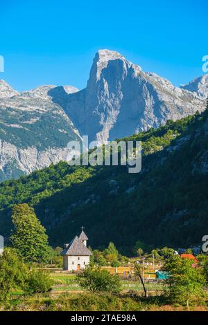 Albanien, Provinz Shkoder, Nationalpark Theth im Herzen der albanischen Alpen, Dorf Theth am Fuße der verfluchten Berge, katholische Kirche erbaut 1892 und restauriert 2006 Stockfoto