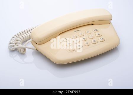 Ein traditionelles Telefon. Kommunikationsgerät. Sprich mit jemandem am Telefon. Vor weißem Hintergrund. Stockfoto