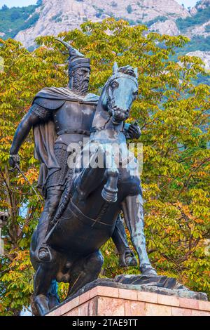 Albanien, Provinz Durres, Kruje, Reiterstatue von George Kastrioti genannt Skanderbeg (1405–1468), eine der großen Figuren des albanischen Widerstands gegen die Osmanen Stockfoto