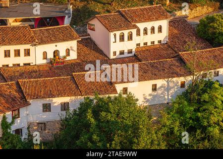 Albanien, Provinz Durres, Kruje, Panorama über die Dächer der Altstadt von der Burg Stockfoto