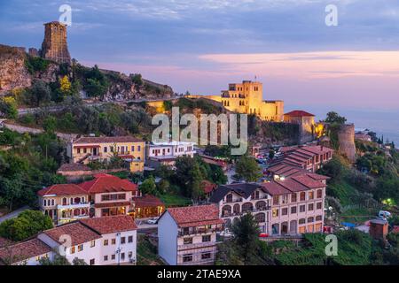 Albanien, Provinz Durres, Kruje, die alte mittelalterliche Stadt, die von der Burg aus dem 5. Jahrhundert dominiert wird Stockfoto