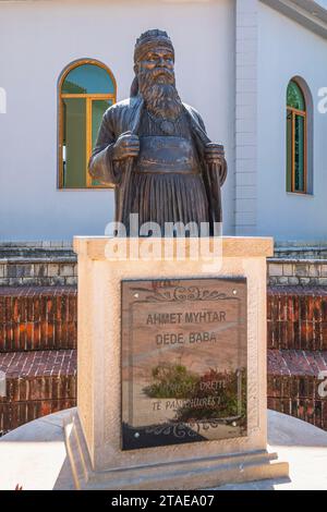 Albanien, Provinz Durres, Kruje, Statue zu Ehren von Ahmet Myftar (1916–1980), spirituellem und religiösem Führer der Bektashi-Gemeinschaft Stockfoto