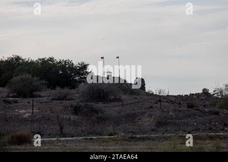 Nikosia, Nikosia, Zypern. November 2023 30. Hinter der Pufferzone ist ein Außenposten der tukischen Armee zu sehen. Die türkische Armee installierte vor zwei Tagen eine Kamera und die Flaggen der Türkei und der so genannten "Türkischen Republik Nordzypern" auf dem Dach eines verlassenen Hauses, bekannt als "Haus von Christalla", innerhalb der UN-Pufferzone. das offiziell das Gebiet der Republik Zypern ist, das der UNO aus friedenserhaltenden Gründen freiwillig zur Verfügung gestellt wird. Da es sich bei diesem Akt um einen Einbruch in den Pufferzone-Status quo handelt, forderte die Republik Zypern die UNO-Truppen auf, entsprechend zu handeln und diese Aktion rückgängig zu machen und die Kamera zu entfernen Stockfoto