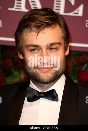 Douglas Booth nimmt an den 65. Evening Standard Theatre Awards am London Coliseum in London Teil. Stockfoto