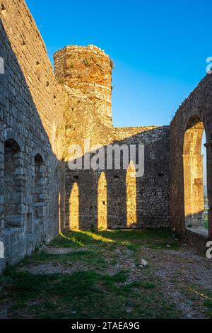 Albanien, Shkoder, Burg Rozafa, Ruinen einer venezianisch-katholischen Kirche aus dem 13. Jahrhundert, die in eine Moschee des Fatih-Sultans Mehmet umgewandelt wurde Stockfoto