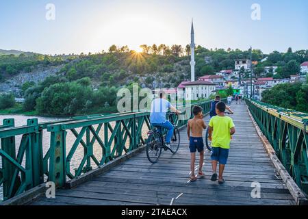 Albanien, Shkoder, Fußgängerbrücke über den Fluss Bojana (oder Buna) Stockfoto