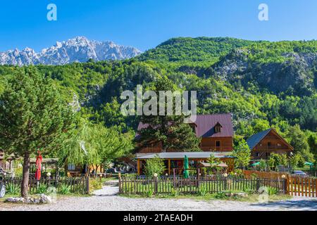 Albanien, Provinz Shkoder, Theth Nationalpark im Herzen der albanischen Alpen, Theth Dorf, eine der vielen touristischen Unterkünfte Stockfoto