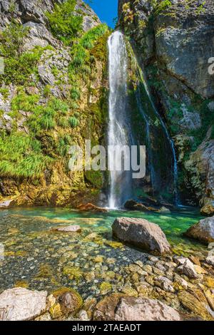 Albanien, Provinz Shkoder, Nationalpark Theth im Herzen der albanischen Alpen, Umgebung des Dorfes Theth, Wasserfall Grunas, 25 Meter hoch Stockfoto