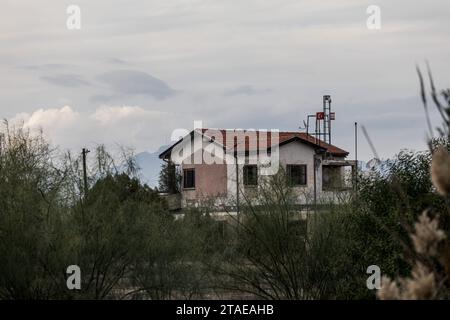 Nikosia, Nikosia, Zypern. November 2023 30. Das Haus von Christalla ist in der Pufferzone zu sehen. Die türkische Armee installierte vor zwei Tagen eine Kamera und die Flaggen der Türkei und der so genannten "Türkischen Republik Nordzypern" auf dem Dach eines verlassenen Hauses, bekannt als "Haus von Christalla", innerhalb der UN-Pufferzone. das offiziell das Gebiet der Republik Zypern ist, das der UNO aus friedenserhaltenden Gründen freiwillig zur Verfügung gestellt wird. Da es sich bei diesem Akt um einen Einbruch in den Pufferzone-Status quo handelt, forderte die Republik Zypern die UNO-Truppen auf, entsprechend zu handeln und diese Aktion rückgängig zu machen und die Cam zu entfernen Stockfoto