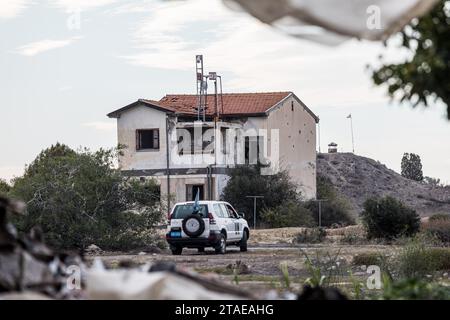 Nikosia, Nikosia, Zypern. November 2023 30. Das Haus von Christalla und ein UN-Fahrzeug sind in der Pufferzone zu sehen. Die türkische Armee installierte vor zwei Tagen eine Kamera und die Flaggen der Türkei und der so genannten "Türkischen Republik Nordzypern" auf dem Dach eines verlassenen Hauses, bekannt als "Haus von Christalla", innerhalb der UN-Pufferzone. das offiziell das Gebiet der Republik Zypern ist, das der UNO aus friedenserhaltenden Gründen freiwillig zur Verfügung gestellt wird. Da es sich bei diesem Akt um ein Eindringen in den Pufferzone-Status quo handelt, forderte die Republik Zypern die UNO-Truppen auf, entsprechend zu handeln und diese Aktion rückgängig zu machen Stockfoto