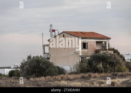 Nikosia, Nikosia, Zypern. November 2023 30. Das Haus von Christalla ist in der Pufferzone zu sehen. Die türkische Armee installierte vor zwei Tagen eine Kamera und die Flaggen der Türkei und der so genannten "Türkischen Republik Nordzypern" auf dem Dach eines verlassenen Hauses, bekannt als "Haus von Christalla", innerhalb der UN-Pufferzone. das offiziell das Gebiet der Republik Zypern ist, das der UNO aus friedenserhaltenden Gründen freiwillig zur Verfügung gestellt wird. Da es sich bei diesem Akt um einen Einbruch in den Pufferzone-Status quo handelt, forderte die Republik Zypern die UNO-Truppen auf, entsprechend zu handeln und diese Aktion rückgängig zu machen und die Cam zu entfernen Stockfoto