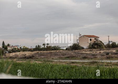 Nikosia, Nikosia, Zypern. November 2023 30. Das „Haus von Christalla“ ist innerhalb der Pufferzone zu sehen, im Hintergrund befinden sich die Häuser des Wohngebietes ganz in der Nähe. Die türkische Armee installierte vor zwei Tagen eine Kamera und die Flaggen der Türkei und der so genannten "Türkischen Republik Nordzypern" auf dem Dach eines verlassenen Hauses, bekannt als "Haus von Christalla", innerhalb der UN-Pufferzone. das offiziell das Gebiet der Republik Zypern ist, das der UNO aus friedenserhaltenden Gründen freiwillig zur Verfügung gestellt wird. Da es sich bei diesem Akt um ein Eindringen in den Pufferzone-Status quo handelt, forderte die Republik Zypern die USA auf Stockfoto