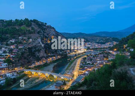 Albanien, Berat, historisches Zentrum, das zum UNESCO-Weltkulturerbe gehört, Mangalem und Gorica historische Viertel am Ufer des Flusses Osum Stockfoto